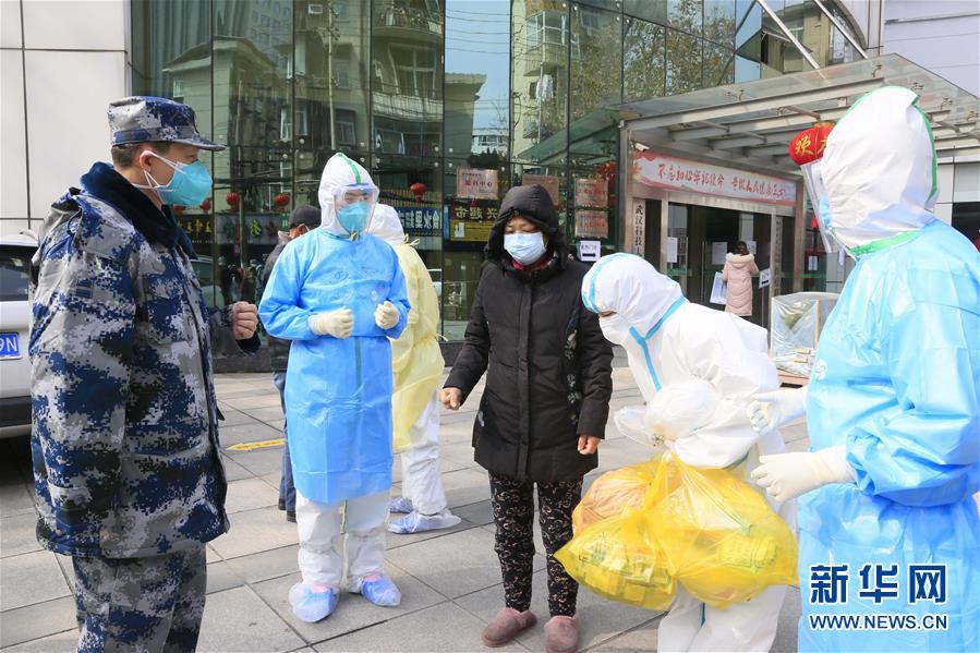 （新華全媒頭條·圖文互動）（1）黨旗，高高飄揚在防控疫情斗爭第一線——各級黨組織和廣大黨員干部投身疫情防控阻擊戰紀實