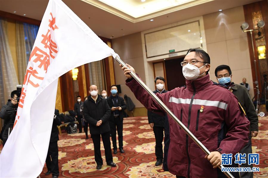 （新華全媒頭條·圖文互動）（3）黨旗，高高飄揚在防控疫情斗爭第一線——各級黨組織和廣大黨員干部投身疫情防控阻擊戰紀實