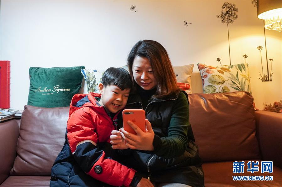 （聚焦疫情防控·圖文互動）（1）無法握手，但始終并肩