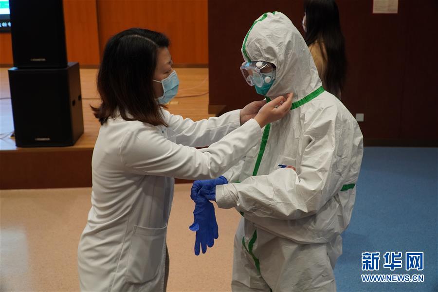 （聚焦疫情防控·圖文互動）（3）無法握手，但始終并肩