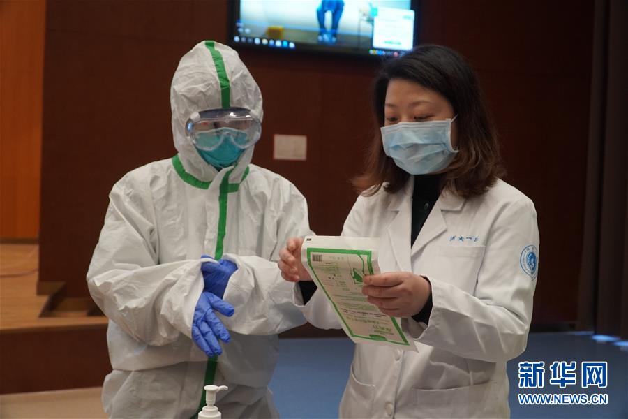 （聚焦疫情防控·圖文互動）（4）無法握手，但始終并肩