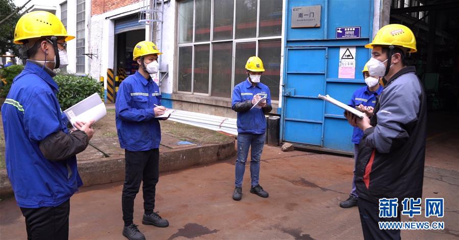 （來自經濟前沿的故事&middot;企業復工復產&middot;圖文互動）（3）戴口罩、測體溫進公司&mdash;&mdash;廣西柳工復工見聞