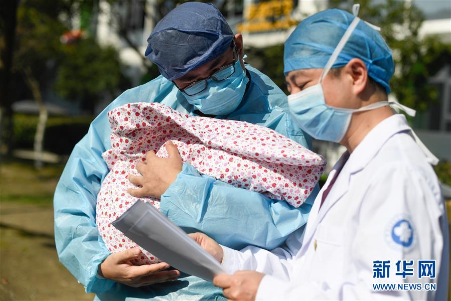 (聚焦疫情防控)(3)浙江省年齡最小新冠肺炎患者出院