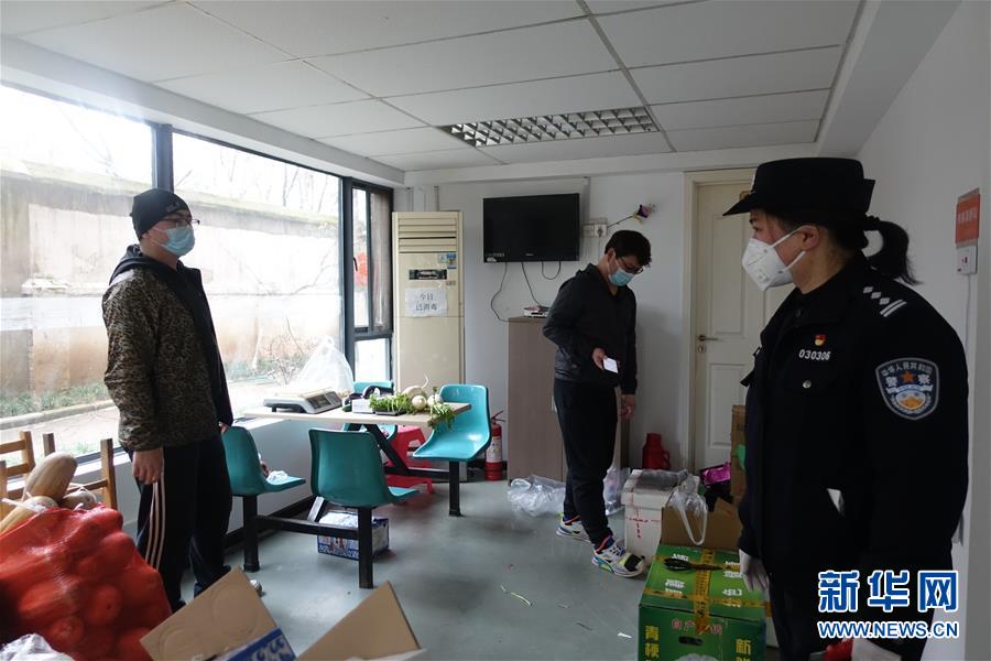 (一線抗疫群英譜·圖文互動)(2)民警王群:老舊小區里的抗疫“團”長