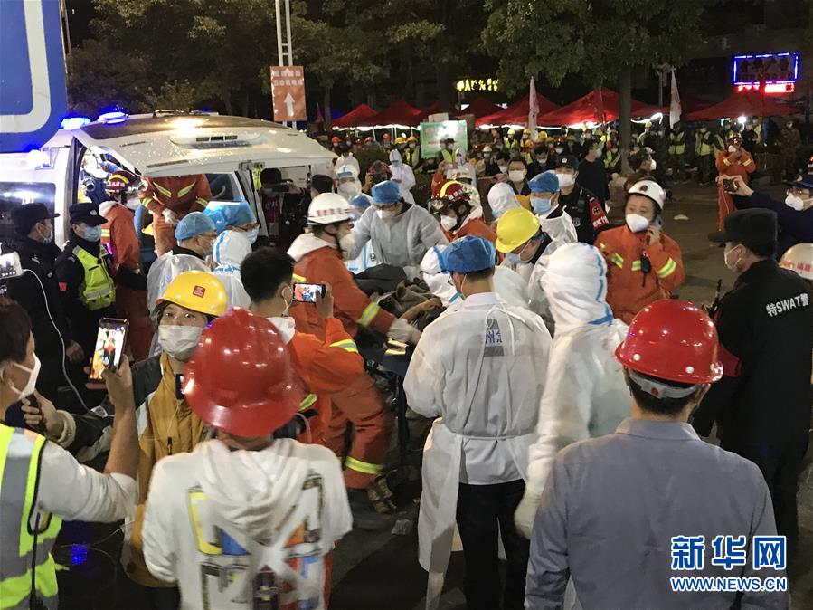 (社會)(1)福建泉州酒店坍塌事故現場救出母子幸存者