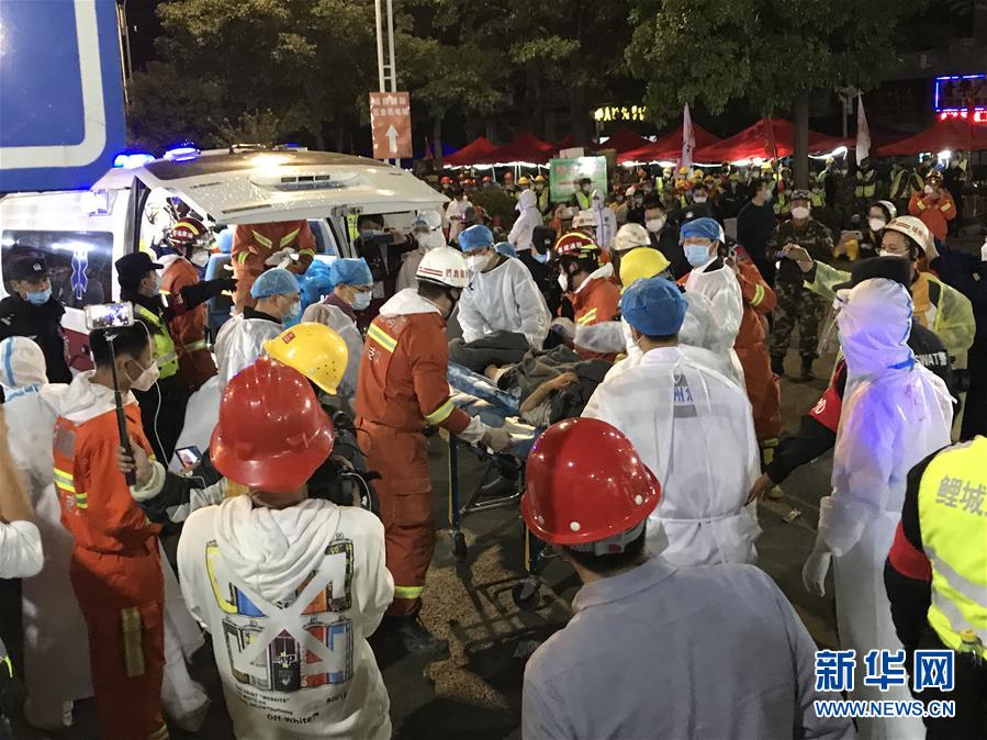 (社會)(2)福建泉州酒店坍塌事故現場救出母子幸存者