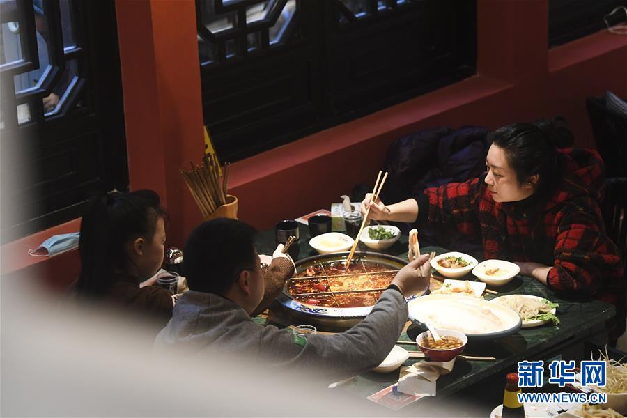 (聚焦復工復產·圖文互動)(1)重慶兩江又飄火鍋香
