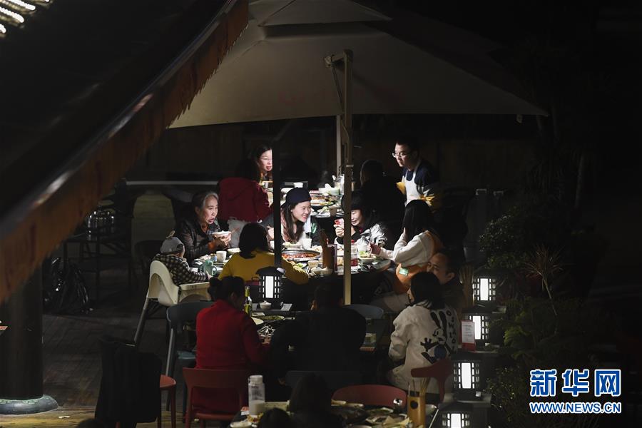 (聚焦復工復產·圖文互動)(5)重慶兩江又飄火鍋香