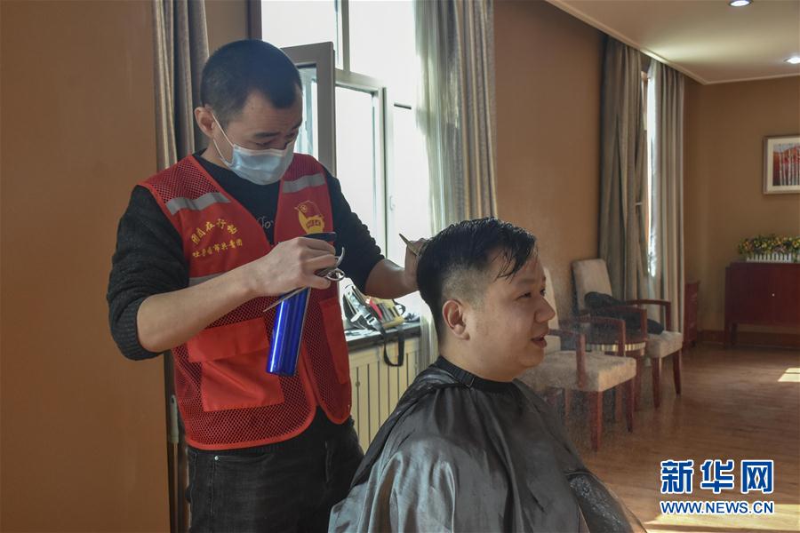 (一線抗疫群英譜·圖文互動)(1)“小小發屋”溢真情——新疆“90后”義務理發師馬國仁的故事