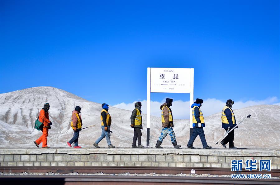 (新華全媒頭條·圖文互動)(2)用腳步和忠誠守護雪域天路——記青藏鐵路望昆線路車間副主任于本蕃