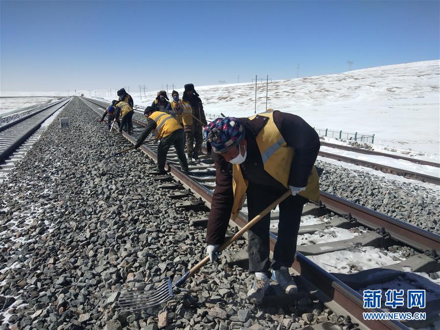 (新華全媒頭條·圖文互動)(13)用腳步和忠誠守護雪域天路——記青藏鐵路望昆線路車間副主任于本蕃