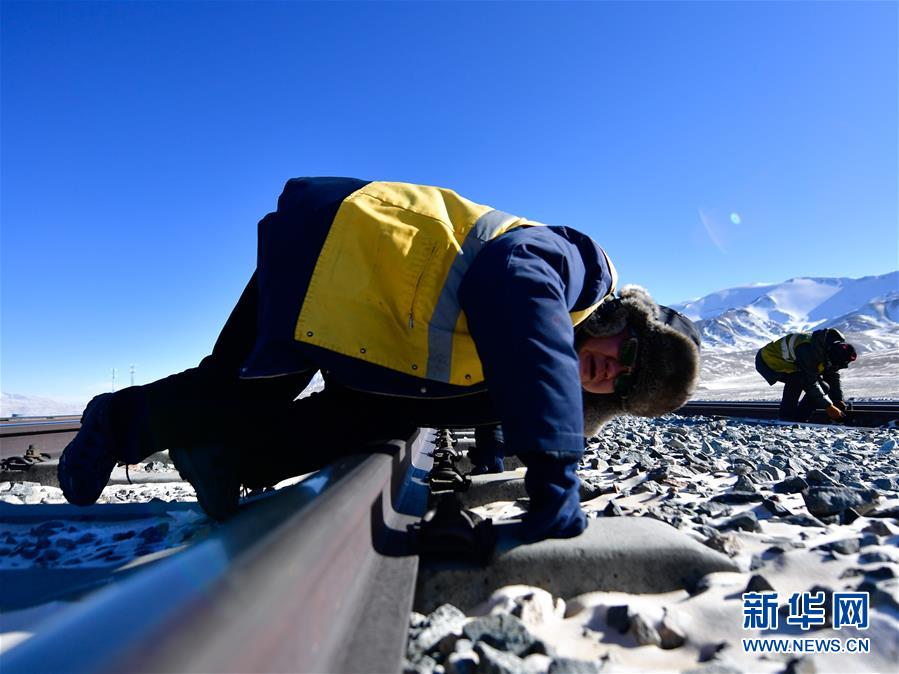 (新華全媒頭條·圖文互動)(3)用腳步和忠誠守護雪域天路——記青藏鐵路望昆線路車間副主任于本蕃