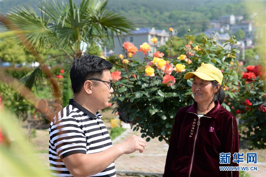 (決戰決勝脫貧攻堅·圖文互動)(2)理發師“修剪”鄉村游一團亂麻