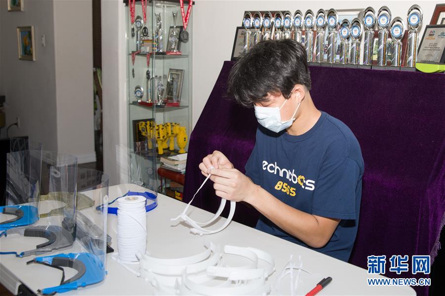 (國際疫情·圖文互動)(8)通訊:學以致用助力社區抗疫——美國華裔高中生用3D打印技術制作防護裝備