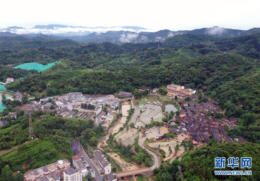 (新華全媒頭條·走向我們的小康生活·圖文互動)(1)大山深處有“新家”——大別山村繪出現代版“富春山居圖”