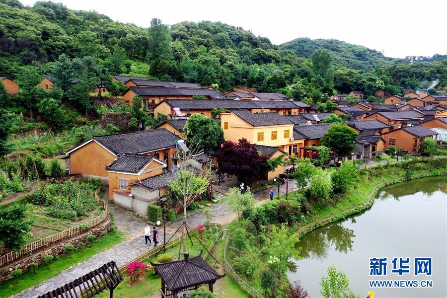 (新華全媒頭條·走向我們的小康生活·圖文互動)(2)大山深處有“新家”——大別山村繪出現代版“富春山居圖”