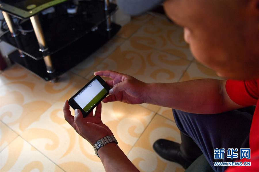 （走向我們的小康生活·圖文互動）（4）草原有了網，手機能放羊——看呼倫貝爾大草原牧民生活變了樣 