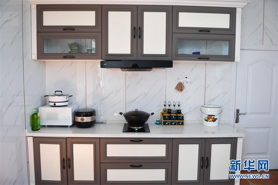 （走向我們的小康生活·圖文互動）（7）草原有了網，手機能放羊——看呼倫貝爾大草原牧民生活變了樣 