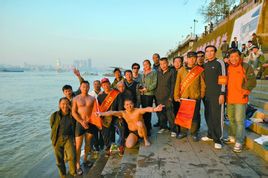 以武漢市多支冬泳隊隊員為主力于2009年自發組建，常年堅持在江邊志愿巡邏，遇險即救。2014年10月，一名志愿隊員在救援后遇難，方為眾人所知。