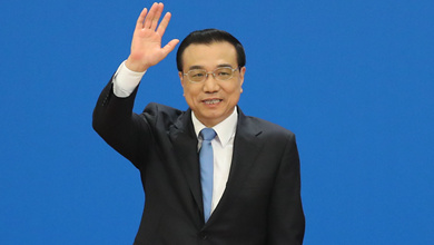 記者會結束后，李克強揮手致意