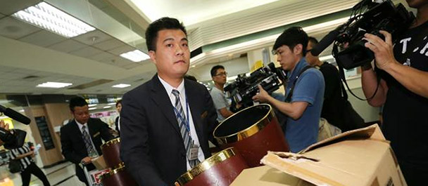 禮儀公司帶著遺體袋、骨灰壇協助處理善后