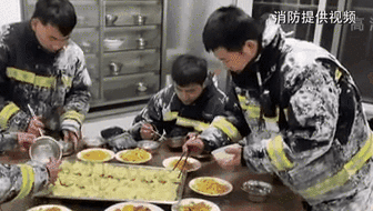零下14度滅火后 消防員吃飯這一幕讓人心疼！