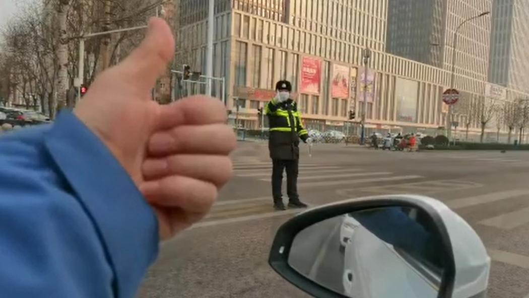 石家莊路人和交警的這個“暗號”，真暖！