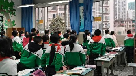 課上到一半，同學們卻把頭望向了外面！校長說：點贊！