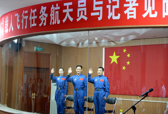 航天員飛行乘組已進入問天閣會見廳玻璃隔間