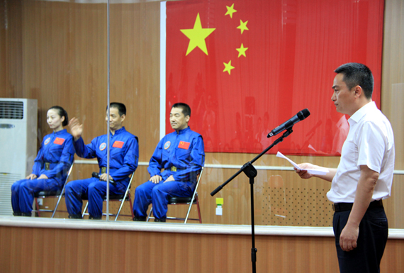 鄧一兵正在介紹有關情況