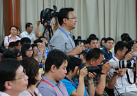 一名記者在見面會現場提問