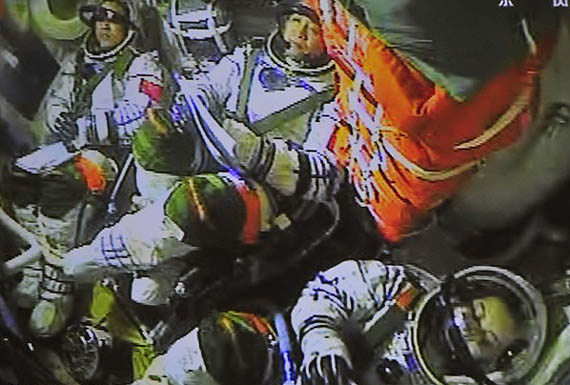 航天員在返回艙內進行各項準備工作