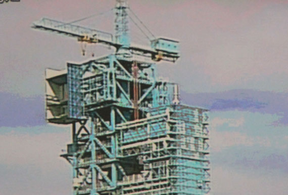 發射塔架最高層回轉平臺打開