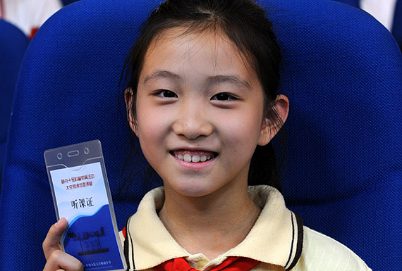 一位學生在展示自己的太空授課聽課證