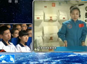 同學們舉手向航天員王亞平提問