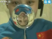 航天員王亞平的倒像出現在水球中