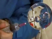 航天員王亞平向水球中注入氣泡