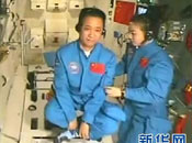 航天員聶海勝在演示懸空打坐