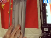 航天員王亞平在演示太空質量測量