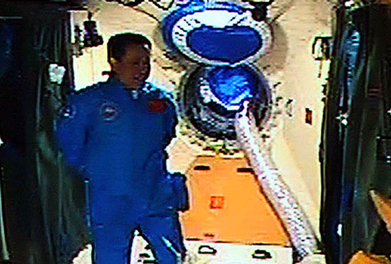 航天員在艙內工作