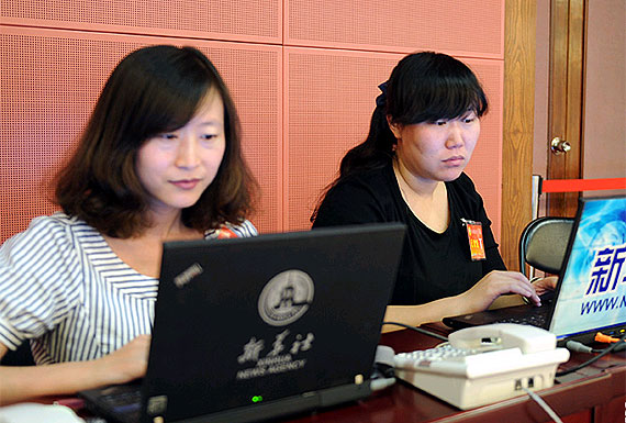 新華網報道人員在現場工作