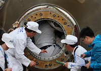 工作人員在進行開艙處置