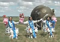 三位航天員向人們致意