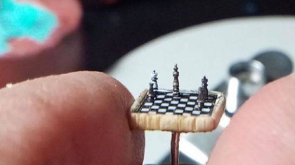 比指甲蓋還??！ 土耳其微雕藝術家雕出超小國際象棋