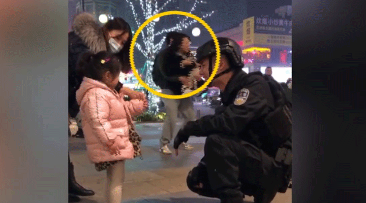 女子被特警圈粉蹲地拍照不想走，男友接下來的舉動驚呆網友