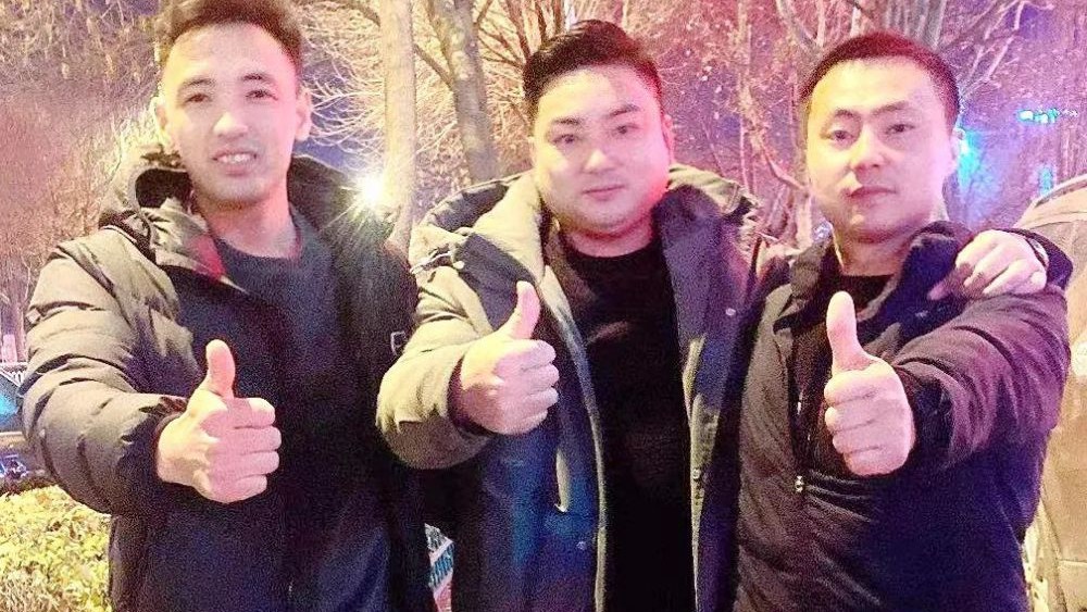 熱點快追｜路面結冰大貨車開始溜車！24塊“救命石”幫助緊急脫險