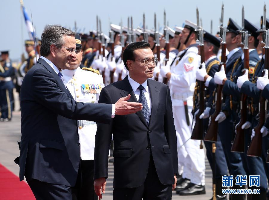 6月19日，國務院總理李克強乘專機抵達雅典國際機場，開始對希臘進行正式訪問。希臘總理薩馬拉斯在機場為李克強舉行隆重的歡迎儀式。這是李克強在薩馬拉斯的陪同下檢閱儀仗隊。新華社記者 龐興雷 攝  