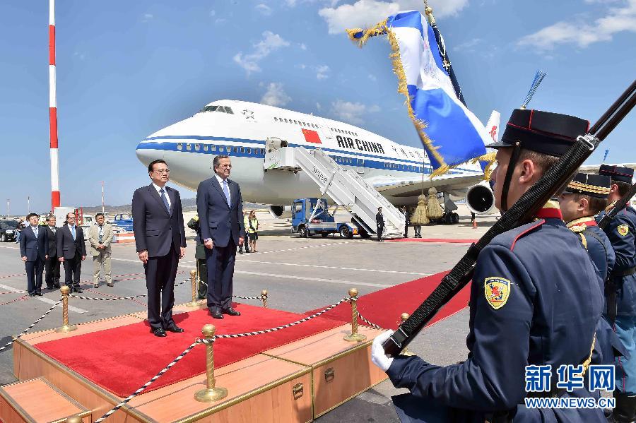 6月19日，國務院總理李克強乘專機抵達雅典國際機場，開始對希臘進行正式訪問。希臘總理薩馬拉斯在機場為李克強舉行隆重的歡迎儀式。新華社記者 李濤 攝