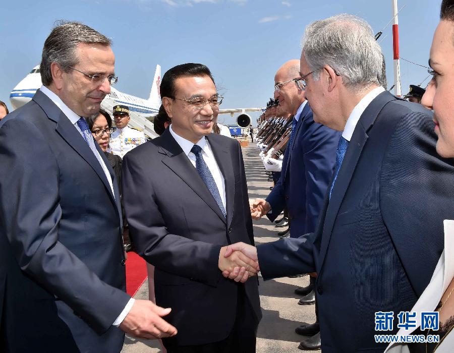 6月19日，國務院總理李克強乘專機抵達雅典國際機場，開始對希臘進行正式訪問。希臘總理薩馬拉斯在機場為李克強舉行隆重的歡迎儀式。新華社記者 李濤 攝
