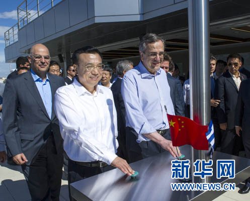 這是李克強與薩馬拉斯共同發出指令，一列滿載中國貨物的列車緩緩駛出比雷埃夫斯港，開往中東歐目的地。新華社記者 王曄 攝